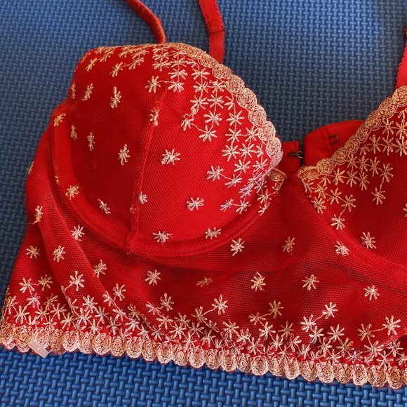 34B 6 hook Pout by Victoria’s Secret Red Silver Snowflake Balconet Lingerie - Picture 3 of 10